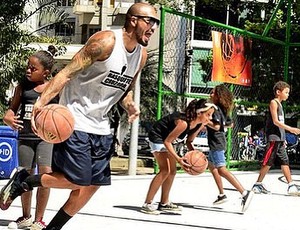 Fernando Medeiros joga basquete com crianças de projeto social no Rio de Janeiro (Foto: Reprodução/ Instagram)