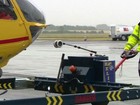 Príncipe William começa trabalho 'pé no chão' como piloto de ambulância aérea