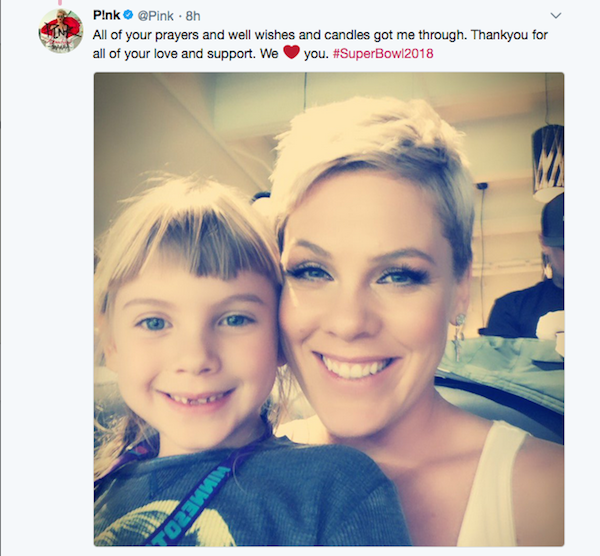 A cantora Pink com a filha em mensagem agradecendo o apoio dos fãs após sua apresentação no Super Bowl 2018 (Foto: Twitter)