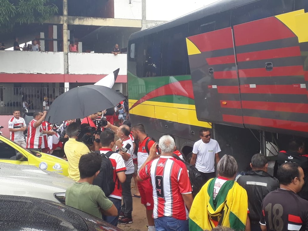 Nem mesmo a chuva impediu que o público fosse prestigiar a chegada da equipe (Foto: Beatriz Carvalho)