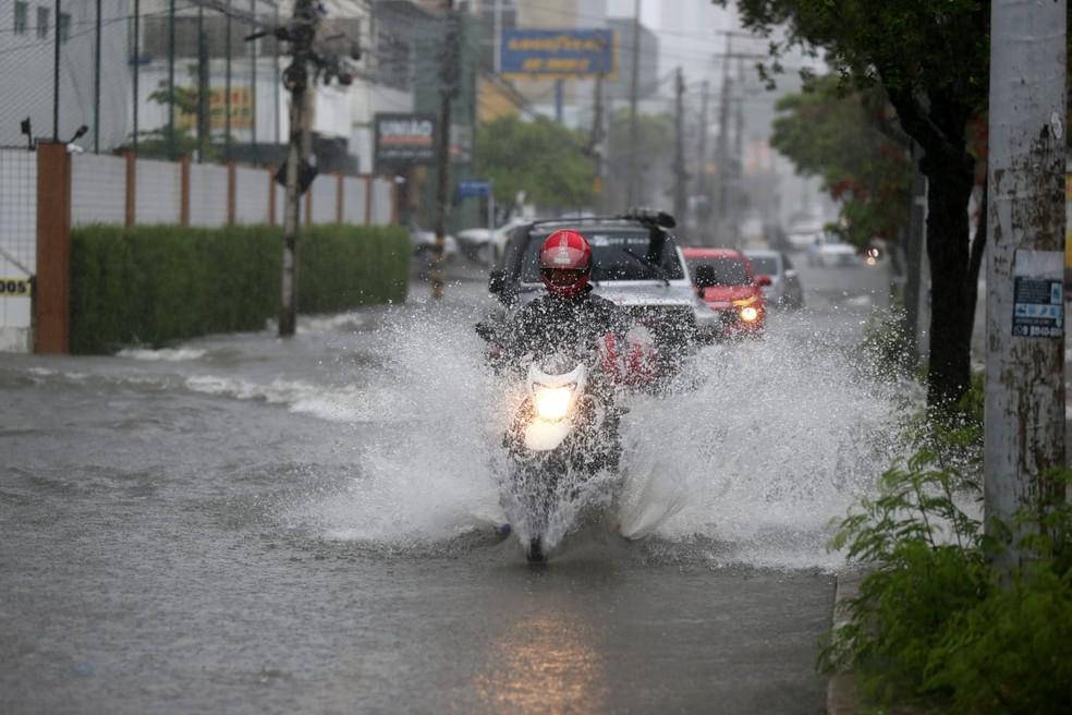 Segundo a Funceme, choveu em 127 cidades do Ceará nesta quinta-feira — Foto: Fabiane de Paula/SVM