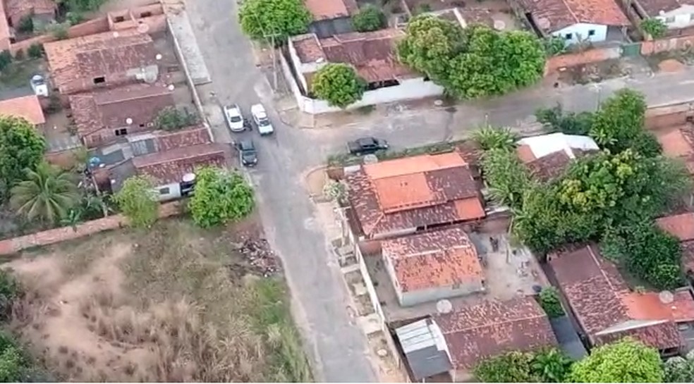 Helicóptero deu suporte para cumprimento de mandados — Foto: Polícia Civil/Divulgação