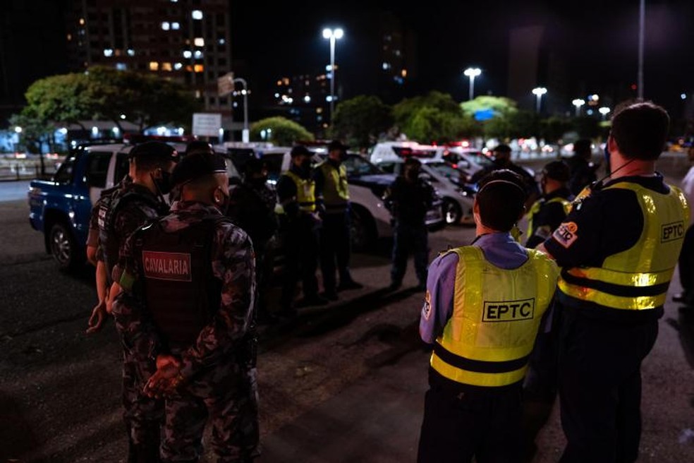 Guarda Municipal, Brigada Militar e EPTC dispersaram aglomerações na madrugada deste sábado (1º) — Foto: Cesar Lopes / PMPA