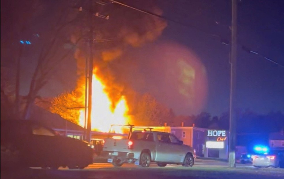 Prédio pega fogo após a queda de um avião em Keene, New Hampshire, nos EUA, em 21 de outubro de 2022 — Foto: Shaughn Calkins/Reprodução via Reuters