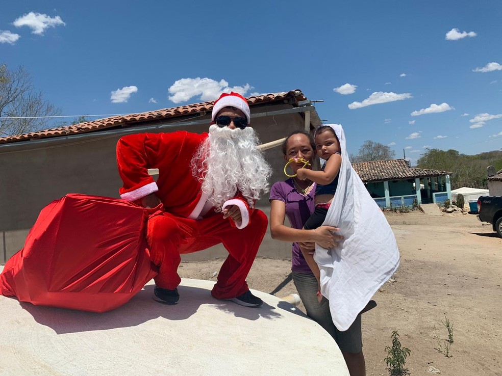 Ação contou com a presença do papai Noel, que distribuiu brinquedos em São José da Tapera, Alagoas — Foto: Divulgação