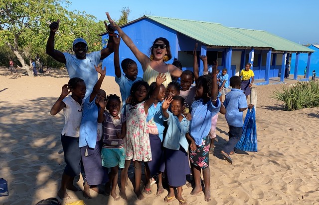 Presente e futuro: alunos da escola local, apoiada pelo Azura, em Benguerra, Moçambique (Foto: arquivo pessoal/Camilla Guebur)