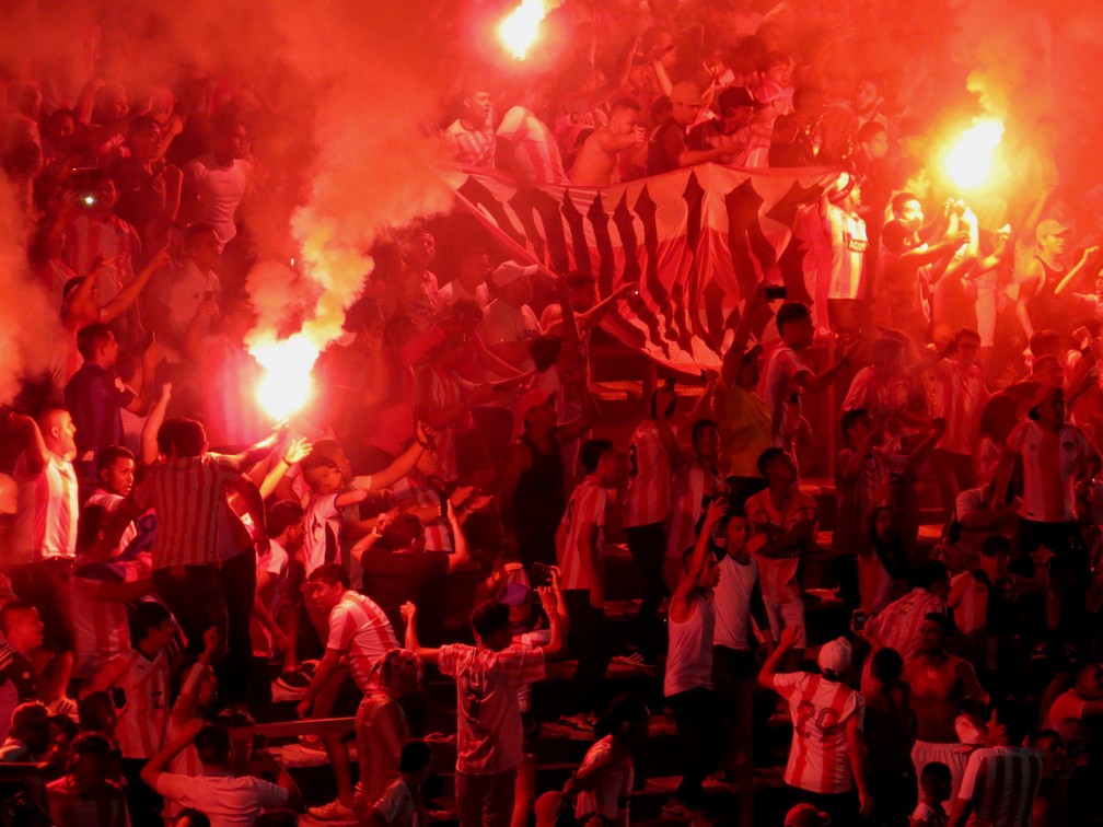 Pressão dentro e fora de campo: torcida "incendeia" o Estádio Metropolitano — Foto: Fernando Freire