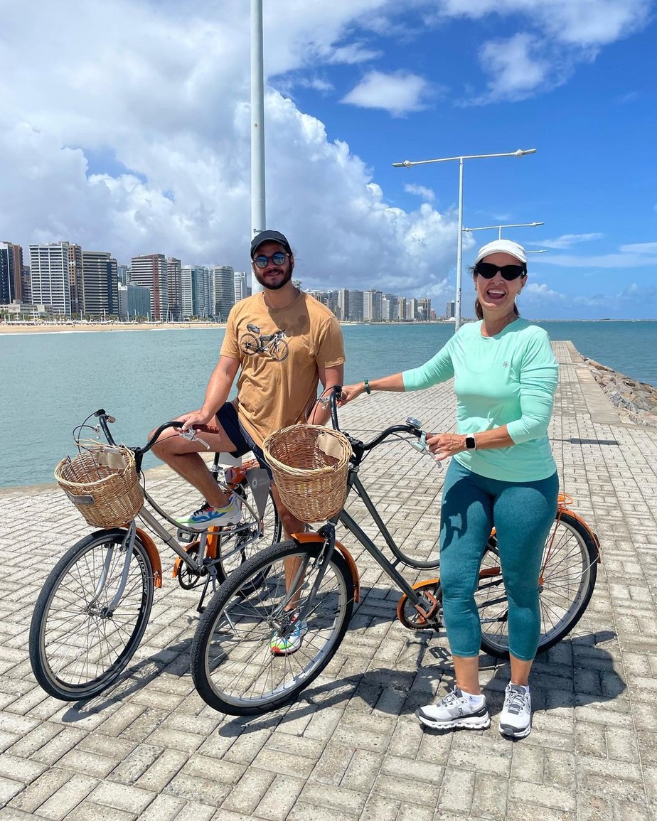 Fatima Bernardes e Tulio Gadelha andam de bike