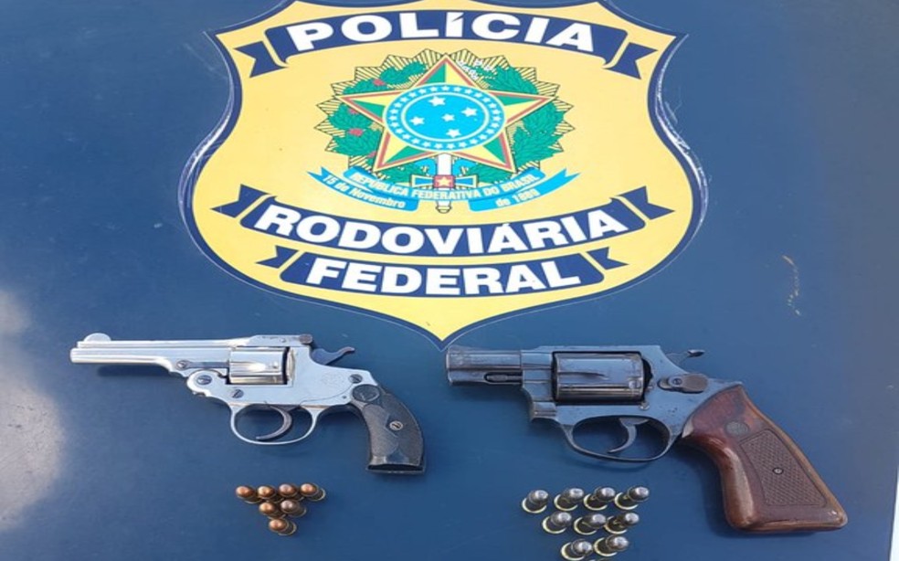 Armas e munições foram apreendidas em fiscalização da PRF em rodovia em Vitória da Conquista — Foto: Divulgação/PRF