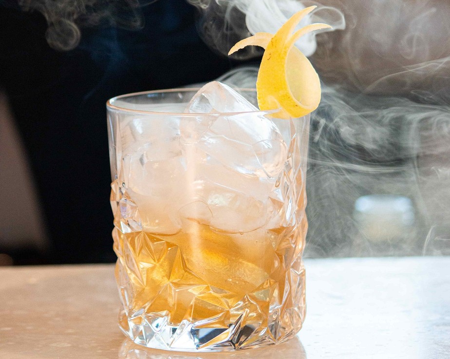 Receita de drinque Smoked Old Fashioned é uma opção clássica e deliciosa para saborear em ocasiões especiais