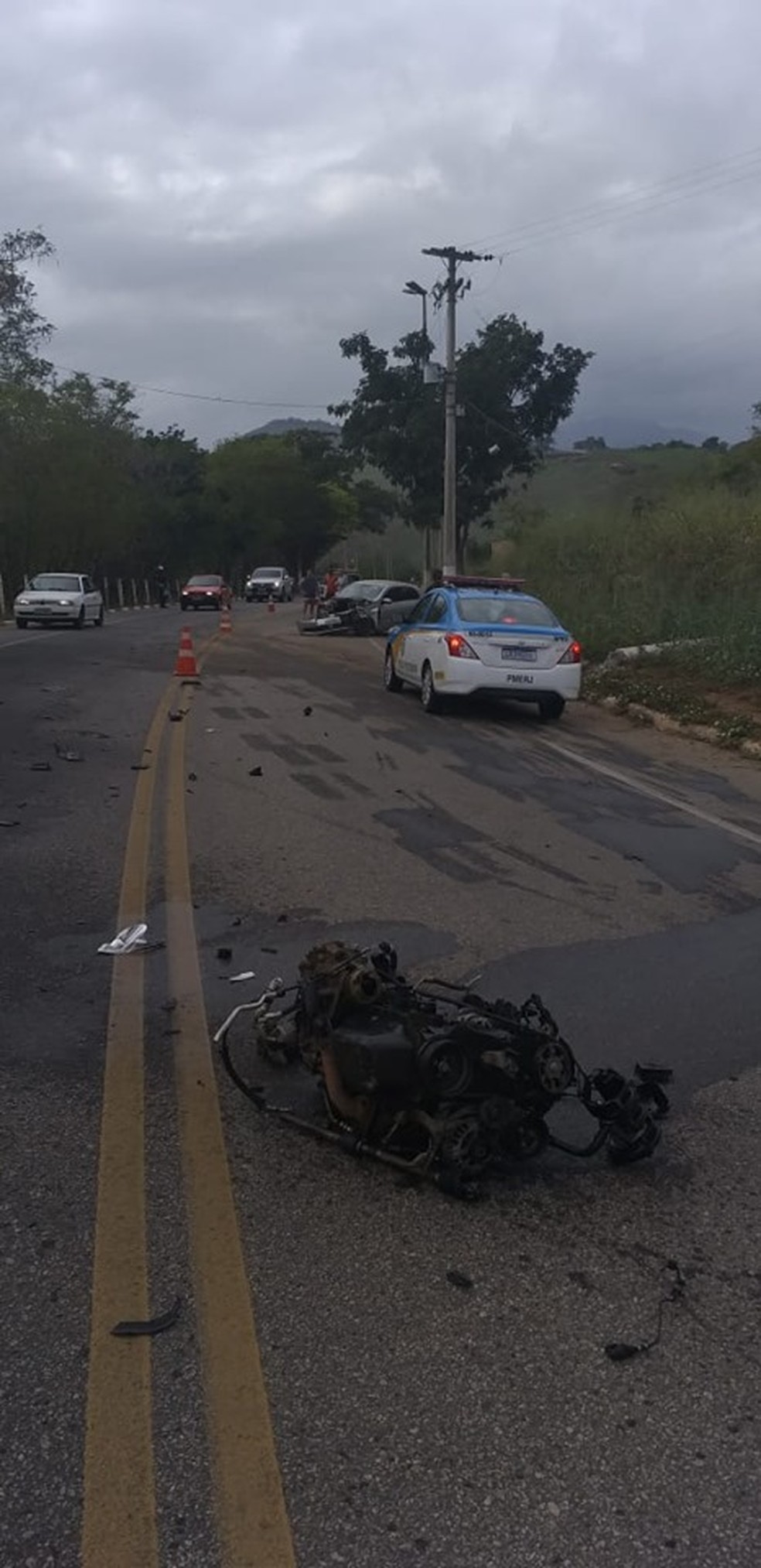 Motor foi parar no meio da rodovia em São Fidelis, no RJ  — Foto: BPRv/ Divulgação