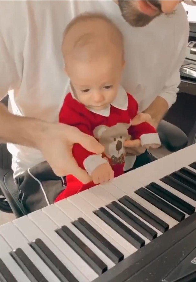 Ravi encanta em vídeos 'tocando piano' com  Alok (Foto: Reprodução/Instagram)