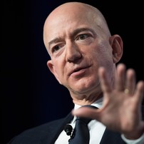 Jeff Bezos, criador da Amazon, viu sua fortuna encolher em em US$ 6 bilhões na lista atual da Forbes, somando US$ 171 bilhões. AFP