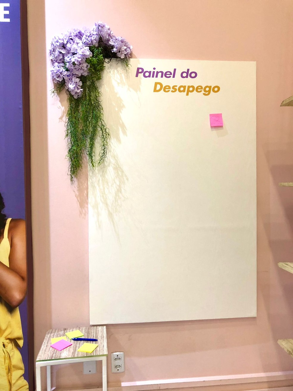 Loja tem painel para deixar mensagens a ex's. — Foto: Divulgação