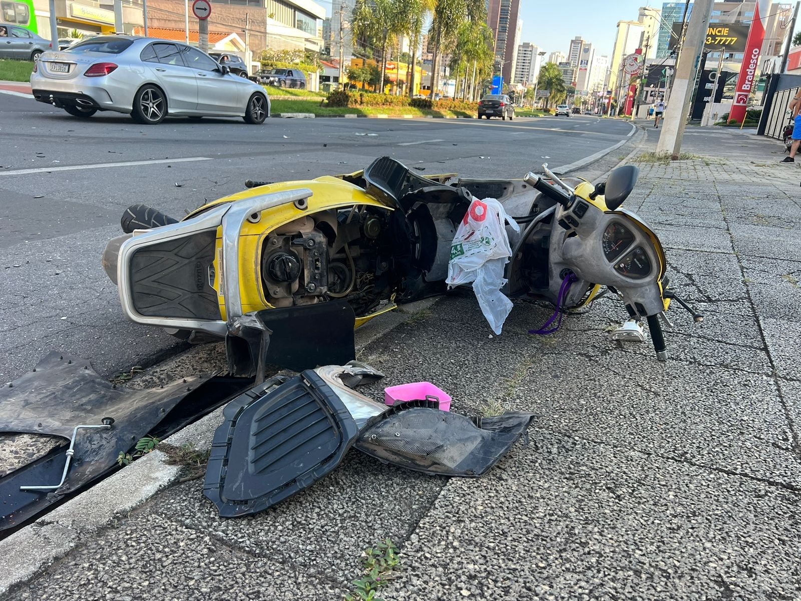 Motociclista fica ferida após ser atingida por carro na Norte-Sul, em Campinas, e motorista é preso por suspeita de embriaguez após fuga