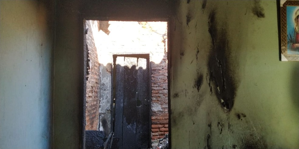 Incêndio atinge quarto onde criança de 3 anos dormia, em Juazeiro do Norte — Foto: Valéria Alves/SVM