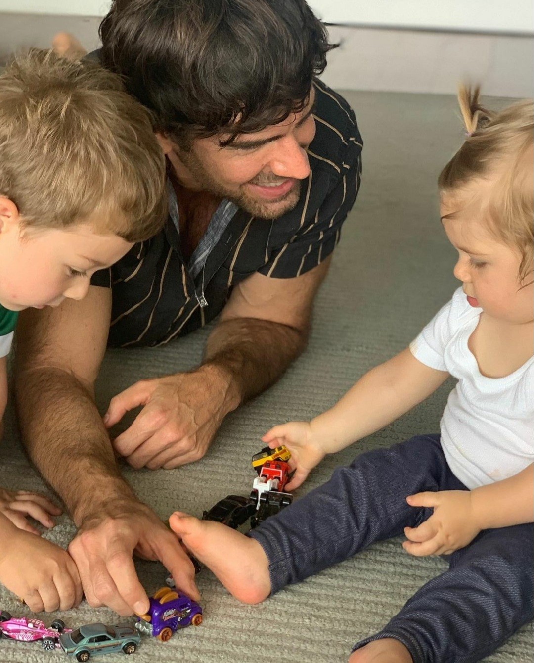 Marcos Pitombo se diverte com os filhos de Sabrina Petraglia  (Foto: Reprodução / Instagram )