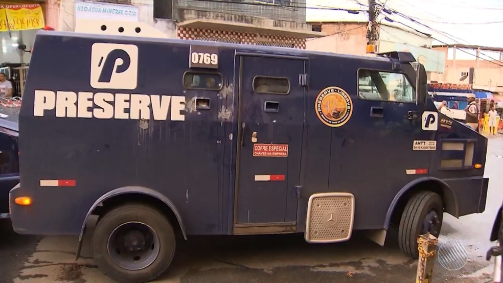 Carro-forte foi alvo de tiros durante tentativa de assalto  (Foto: ReproduÃ§Ã£o/TV Bahia)