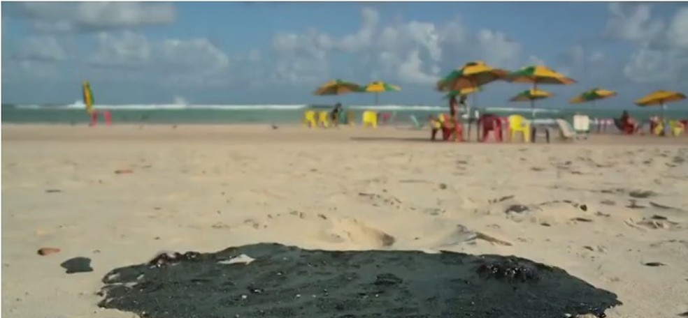 Manchas de óleo surgiram no Litoral de Alagoas — Foto: Reprodução/TV Gazeta