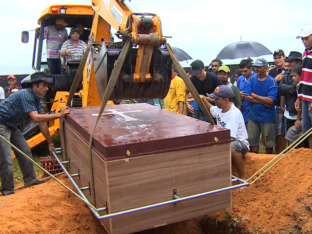 20 homens não conseguiram descer o caixão, o que teve que ser feito pelo trator (Foto: TV Sergipe/Reprodução)