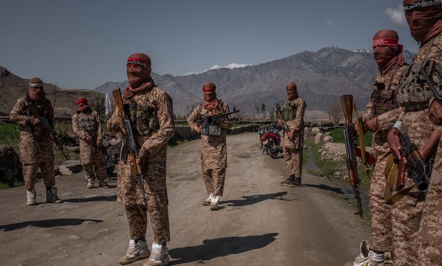 Membros da Unida Vermelha, uma força de elite do Talibã, no distrito de Alingar