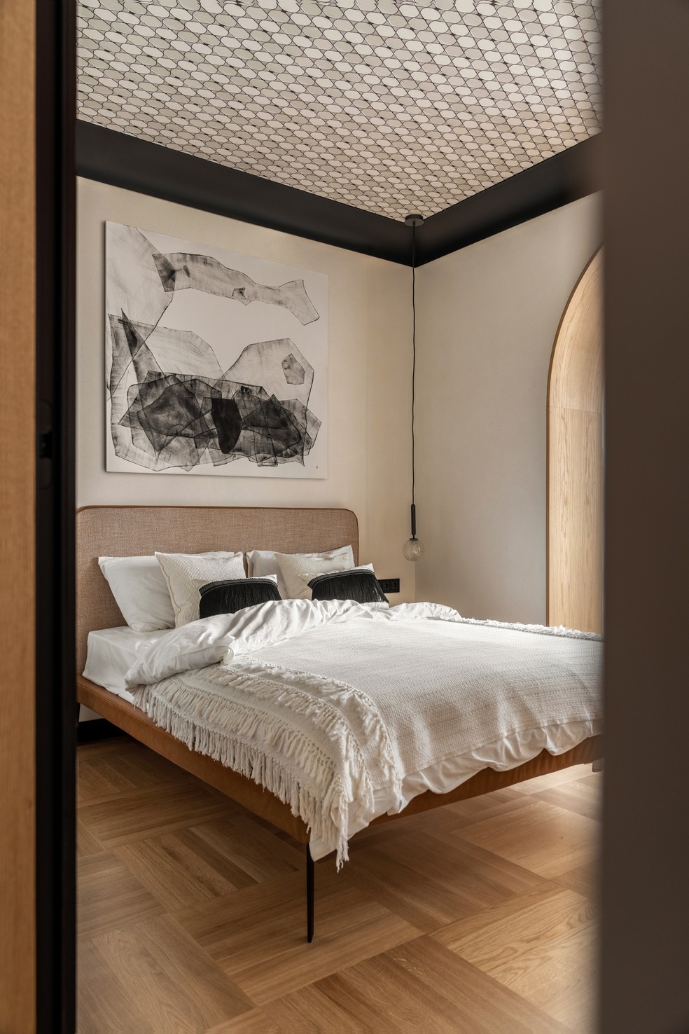 No quarto, tecidos naturais reforçam o clima de descanso - repare que, no teto, a designer investiu em um papel de parede — Foto: Andrey Bezuglov