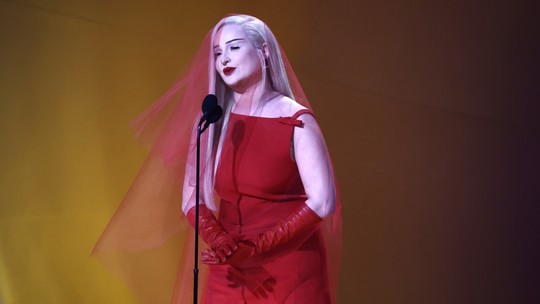 Kim Petras se torna a primeira mulher trans a ganhar um Grammy