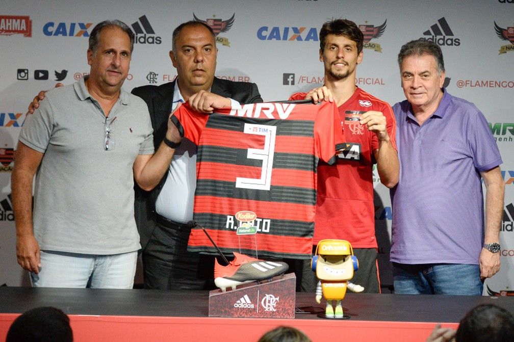 Rodrigo Caio ao lado de Noval, Braz e Pelaipe durante apresentação: zagueiro foi o primeiro reforço para 2019 — Foto: Alexandre Vidal / Flamengo
