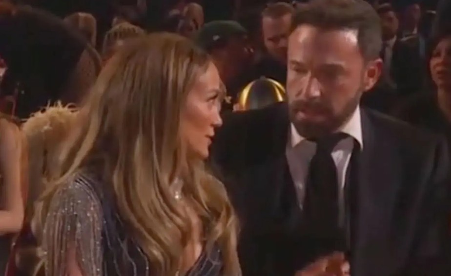 Ben Affleck explica razão dele parecer cansado no Grammy ao lado de Jennifer Lopez