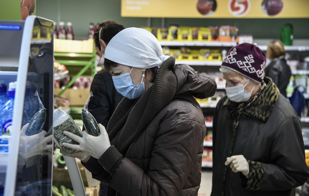 13 de maio: clientes usam máscaras contra a Covid-19 em um supermercado em Moscou, na Rússia. — Foto: Alexander Nemenov/AFP