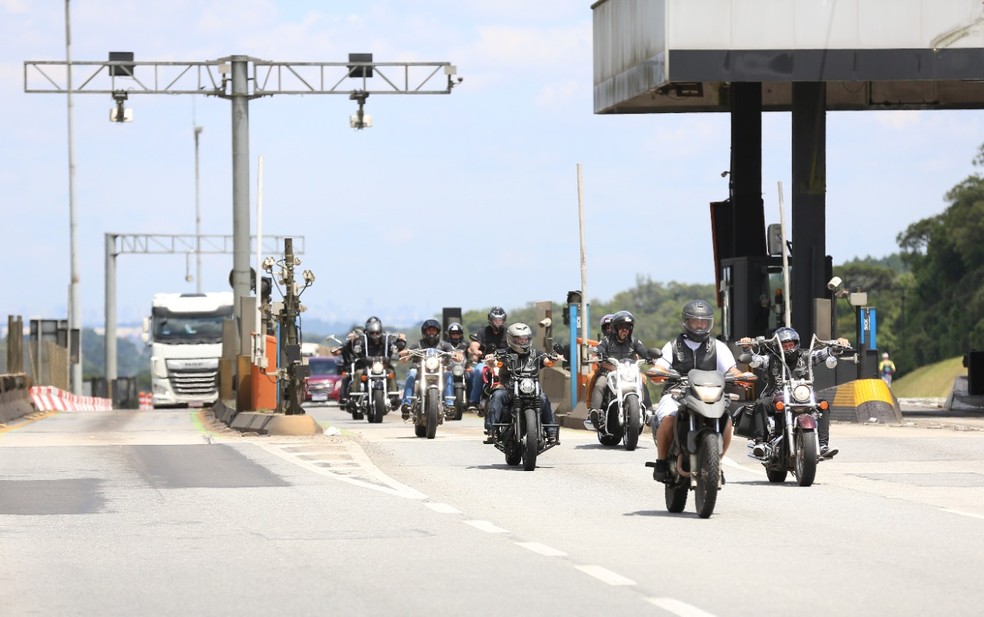 Grupo de motociclistas passa por local onde funcionava praça de pedágio — Foto: Giuliano Gomes/PR PRESS