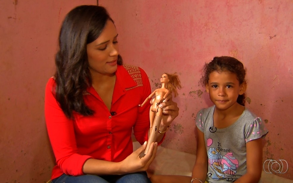 Criança improvisa uma perna para uma de suas bonecas em Luziânia (Foto: Reprodução/TV Anhanguera)