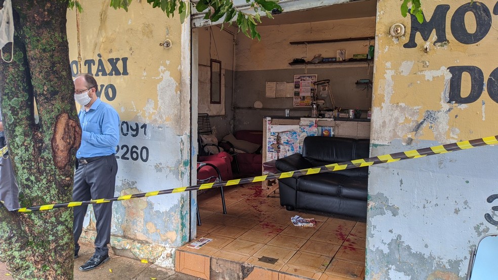 Pollícia Civil isolou local para perícia e investiga a motivação do crime: latrocínio, feminicídio ou homicídio — Foto: Jean Gomes/Portal Ternura