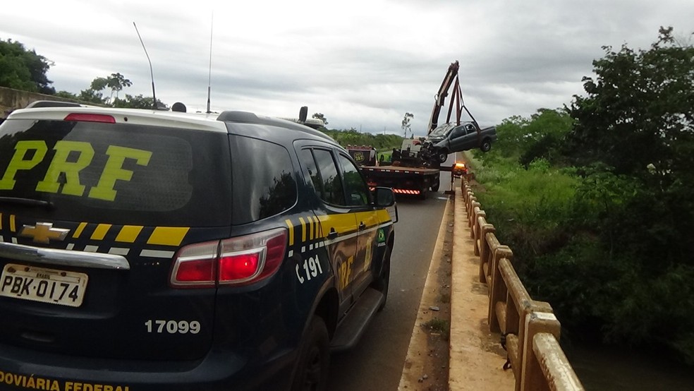 Carro cai em rio na BR-060, em Rio Verde, Goiás — Foto: Reprodução/TV Anhanguera