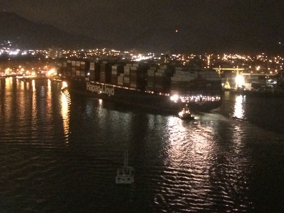  Navio Santos Express é flagrado colidindo em balsas no acesso ao Porto de Santos, SP (Foto: Nicolau Chafick Miguel Junior/Arquivo Pessoal)