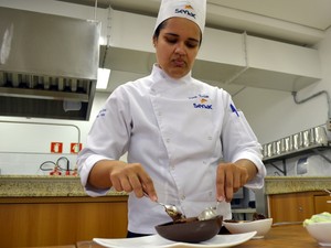 Chefe de cozinha prepara ovo de chocolate com recheio de cachaça em Águas de São Pedro (Foto: Fernanda Zanetti/G1)