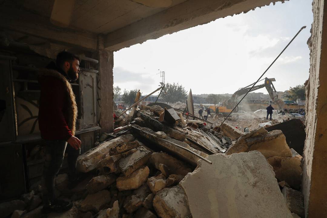 Equipes de resgate vasculham os destroços de prédios desabados em Aleppo, Síria, terça-feira, 7 de fevereiro de 2023.
