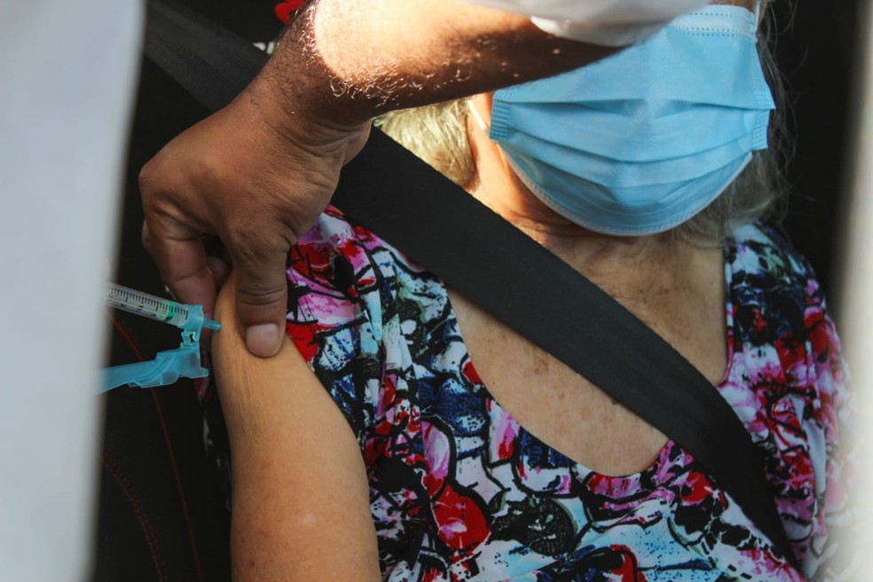 Vacinação de idosa  — Foto: Vanessa Fernandes/G1
