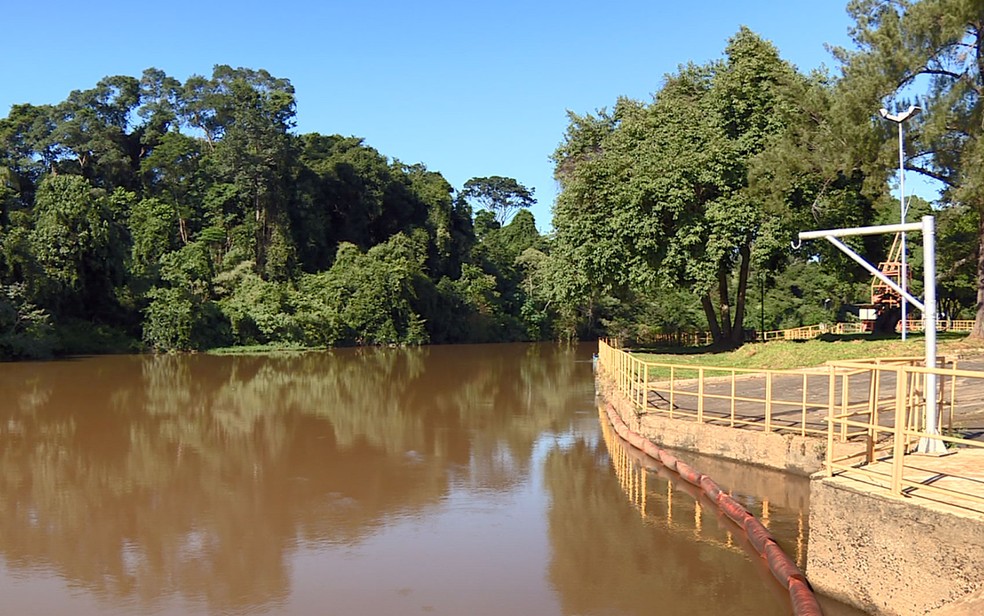 Rio Atibaia, onde é captada água para abastecer Valinhos — Foto: Reprodução/EPTV