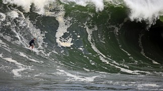 A praia de Itacoatiara, em Niterói, surpreendeu os surfistas com ondas que, segundo a Prefeitura da cidade, chegaram a sete metros, a maior já surfada no Brasil  — Foto: Tony D' Andrea
