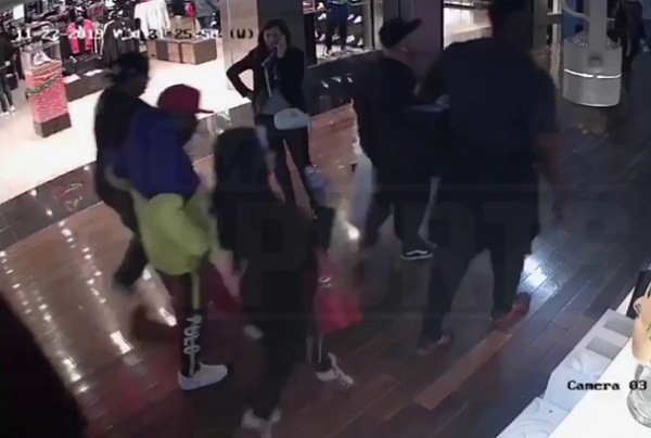 O boxeador Floyd Mayweather (de casaco azul e amarelo) passeando em shopping de Las Vegas com a namorada e membros da sua equipe de segurança (Foto: Reprodução/TMZ)