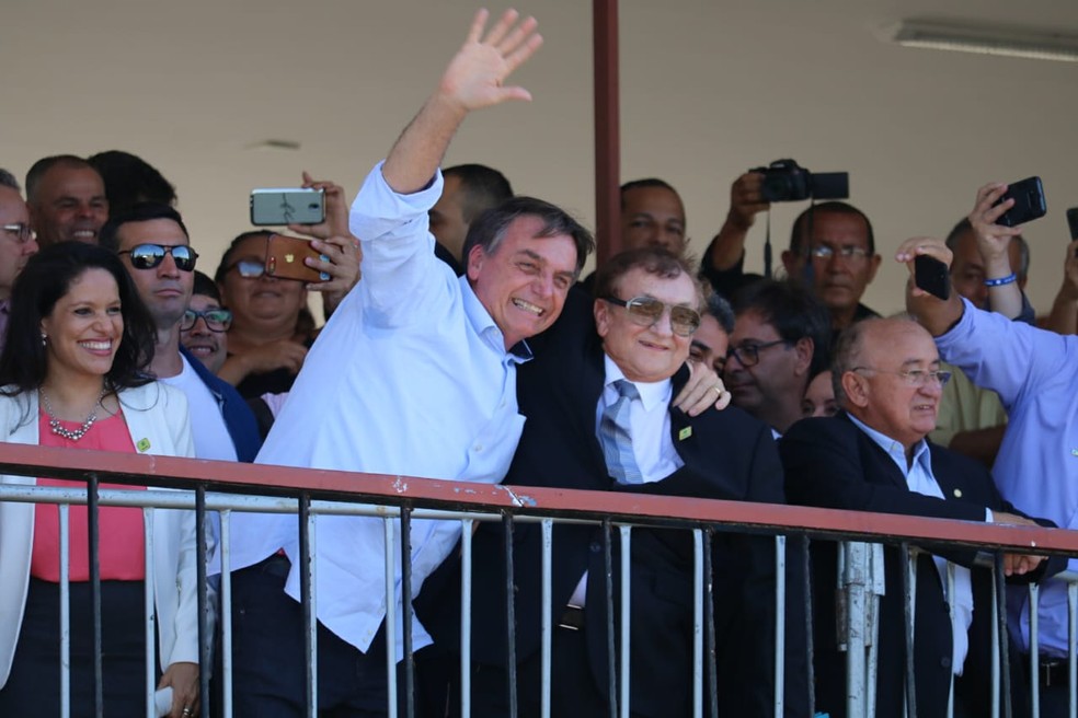 Presidente Jair Bolsonaro com prefeito de Parnaíba, Mão Santa. — Foto: Andrê Nascimento/G1