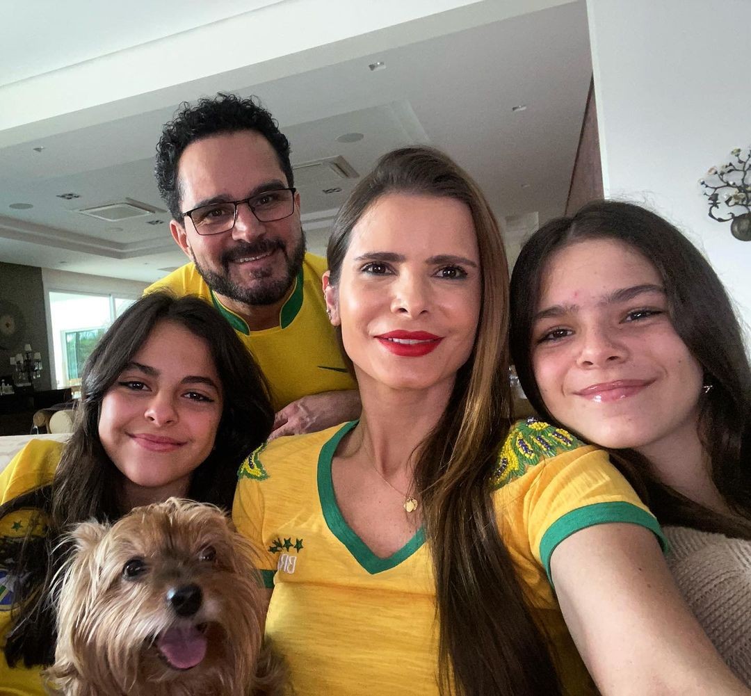 Luciano Camargo com mulher e filhas — Foto: Reprodução do Instagram