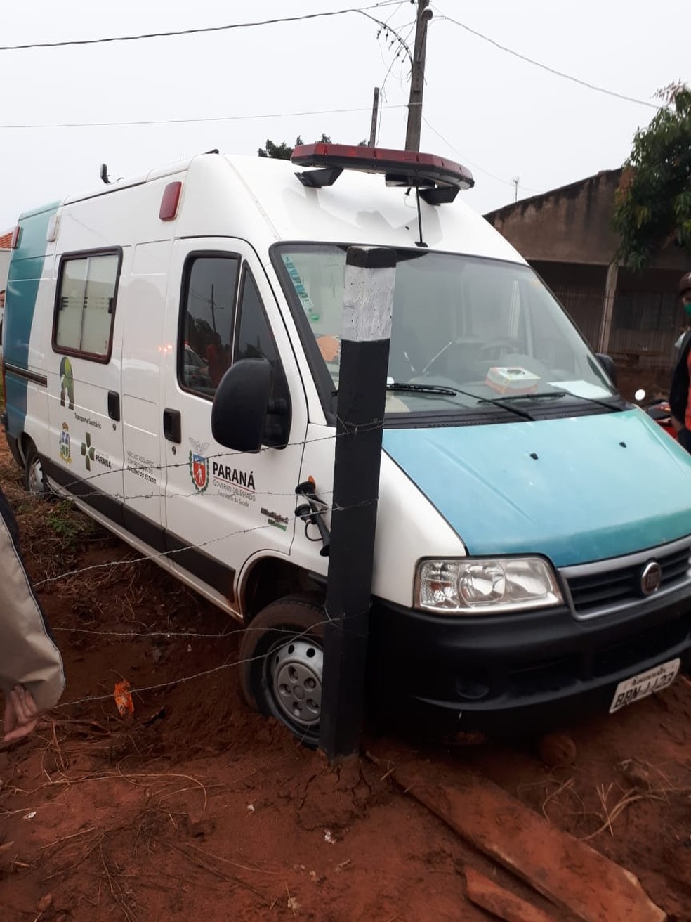 Suspeito foi preso após bater a ambulância contra uma cerca, em Pérola do Oeste — Foto: Divulgação/PMPR