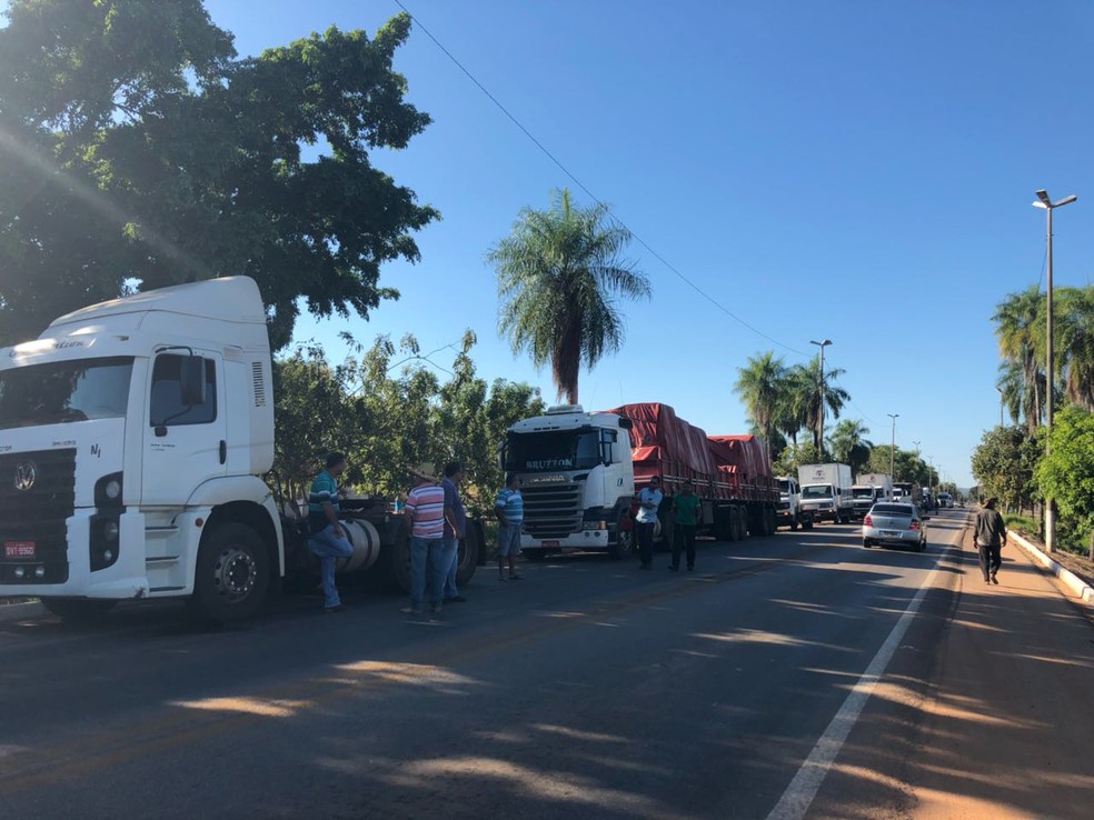 Caminhões estão sendo parados na BR-070 (Foto: Luana Santana/ Centro América FM)