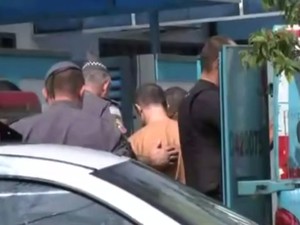Acusado chega para julgamento em Tabapuã (Foto: Reprodução / TV TEM)
