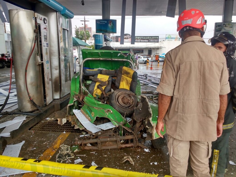 Carro ficou destruído (Foto: Ítalo Di Lucena/Inter TV Cabugi)