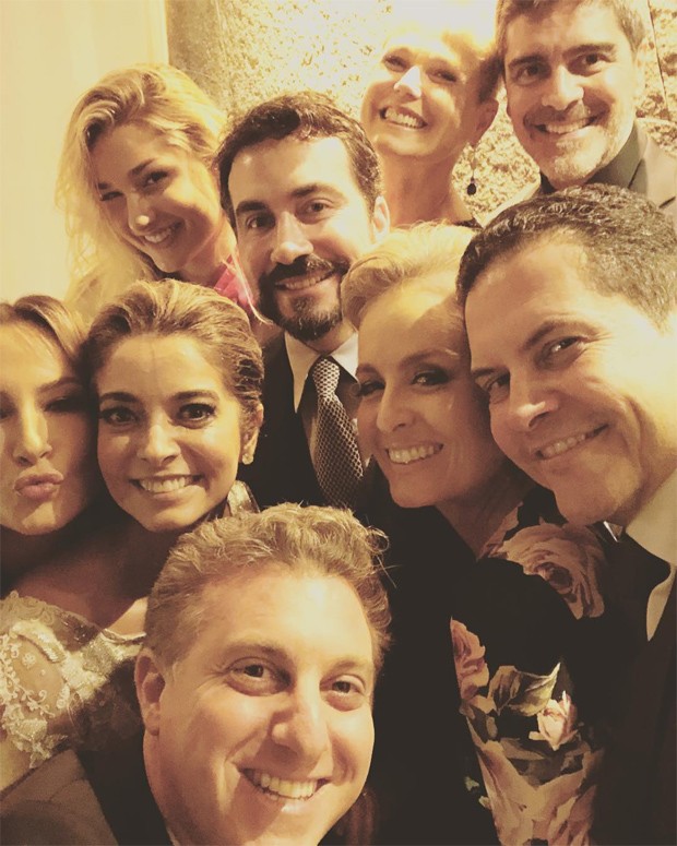 Selfie reúne Xuxa, Angélica, Sasha, Luciano Huck, Junno Andrade e padre Fábio de Melo (Foto: Reprodução/Instagram)
