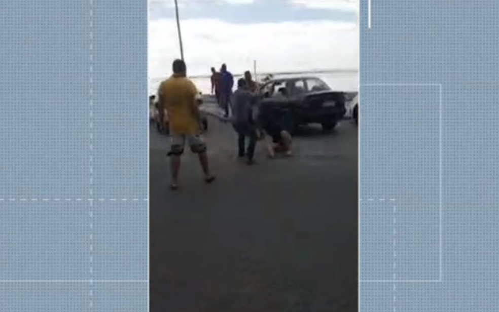 Motoristas brigam por passageiros em, Porto Seguro, cidade do sul da Bahia. — Foto: Reprodução / TV Bahia 
