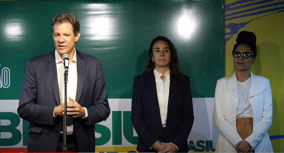 Futuro ministro da Fazenda, Fernando Haddad, anuncia Tatiana Rosito (centro) e Fernanda Santiago (direita) como secretárias — Foto: YouTube/Reprodução